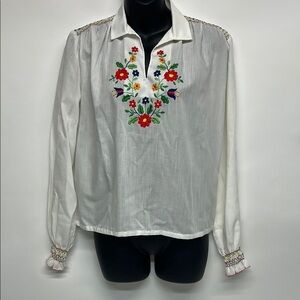 Embroidered White Blouse with Floral Design small vintage handbestickt